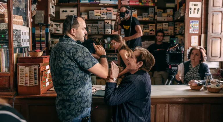 L'ÀVIA I EL FORASTER PEL·LÍCULA